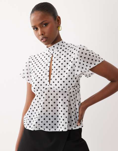 ASOS DESIGN – Czarno-biały zwiewny siateczkowy top z rozkloszowanymi rękawami, wiązaniem na plecach i wzorem w groszki - view 1