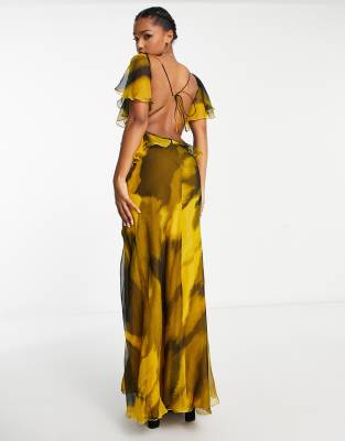 ASOS DESIGN – Czarno-żółta sukienka maxi w abstrakcyjny wzór z falbanką na ramionach i odkrytymi plecami