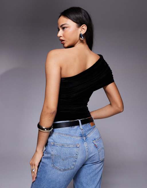 ASOS DESIGN – Czarny aksamitny top na jedno ramię z drapowaniem, 3 z 4