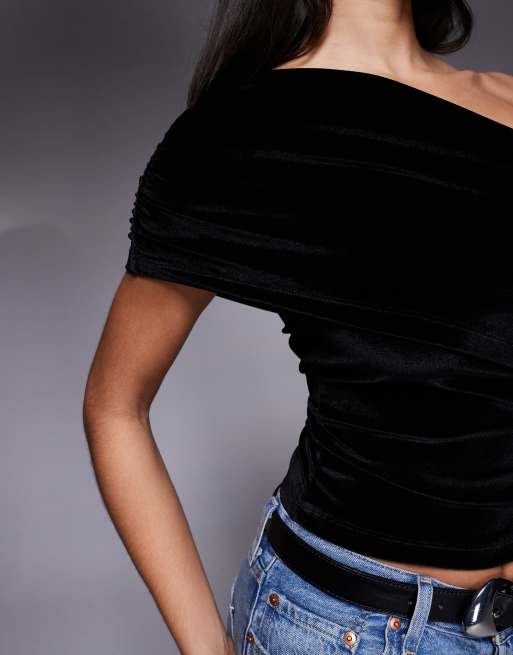 ASOS DESIGN – Czarny aksamitny top na jedno ramię z drapowaniem, 4 z 4