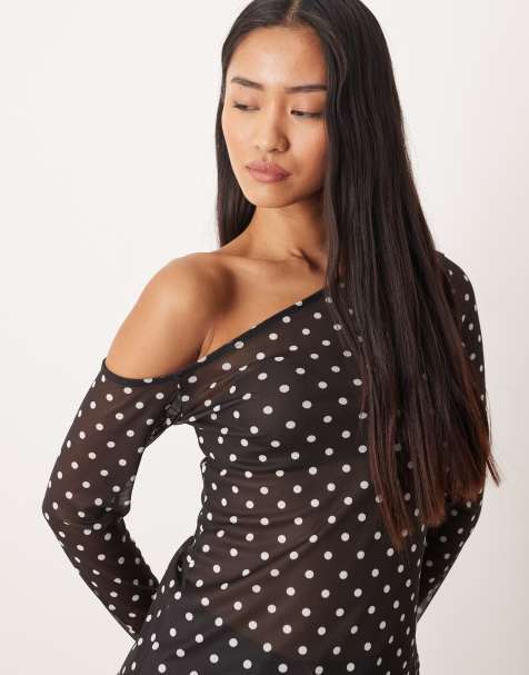 ASOS DESIGN – Czarny asymetryczny top z prześwitującej siateczki z odsłoniętym ramieniem w białe groszki - view 1