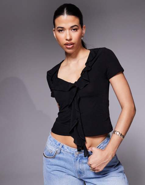 ASOS DESIGN – Czarny delikatnie prześwitujący top z krótkimi rękawami i dekoltem V z falbanką z przodu - view 1