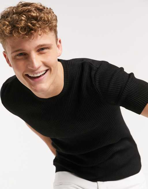 ASOS DESIGN – Czarny dzianinowy prążkowany t-shirt o kroju podkreślającym sylwetkę