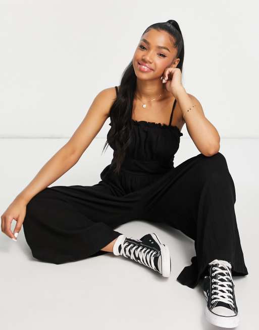 ASOS DESIGN – Czarny kombinezon na ramiączkach z teksturowanego materiału z falbanką
