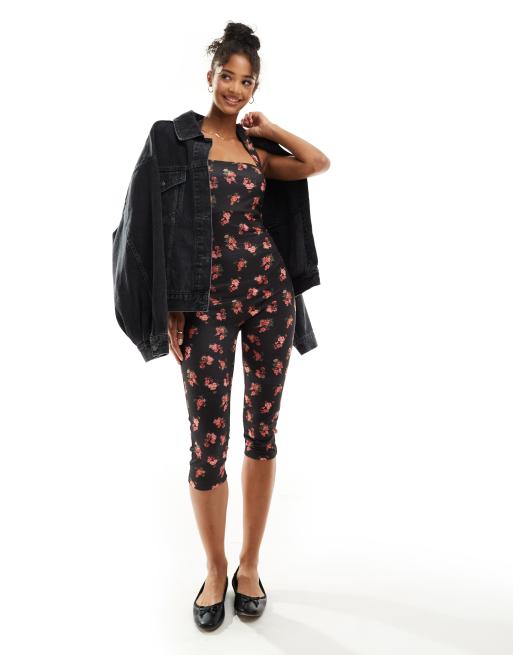 ASOS DESIGN – Czarny kombinezon w drobny kwiatowy wzór z dekoltem halter, rybaczkami i kwadratowym dekoltem