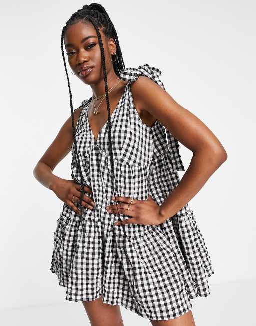 ASOS DESIGN – Czarny luźny kombinezon o krótkim kroju w kratkę z wiązaniami na ramionach