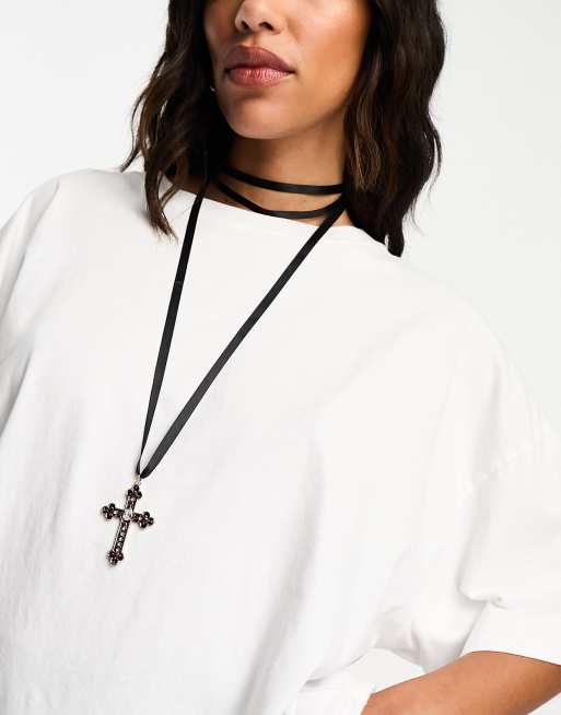ASOS DESIGN – Czarny naszyjnik ze wstążki z zawieszką w kształcie krzyża