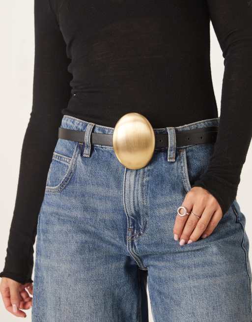 ASOS DESIGN – Czarny pasek na biodra i talię ze szczotkowaną złotą klamrą w kształcie dysku