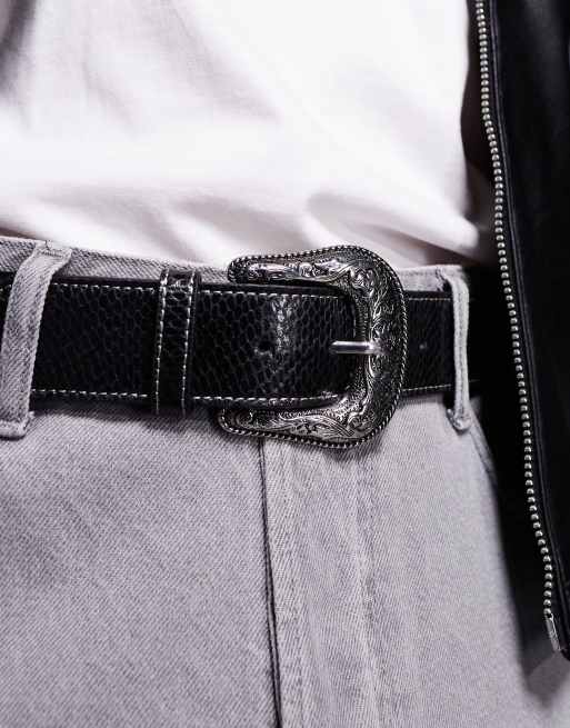 ASOS DESIGN – Czarny pasek ze wzorem skóry krokodyla z kontrastowym przeszyciem w kowbojskim stylu