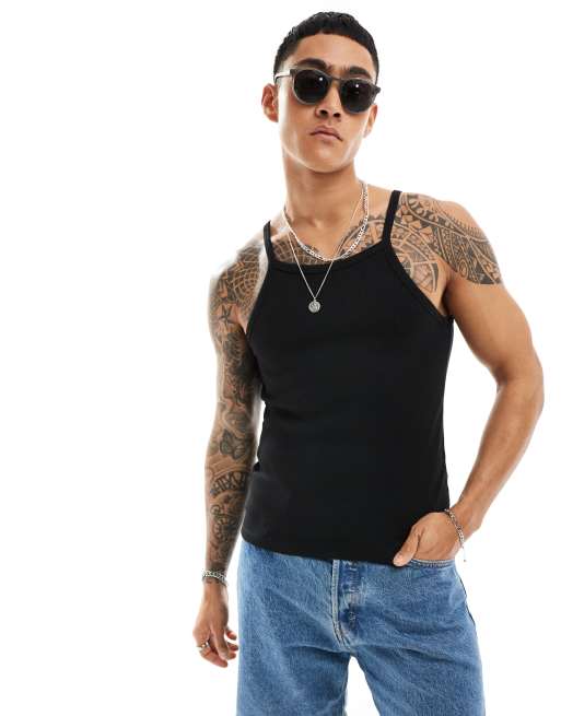 ASOS DESIGN – Czarny podkoszulek o kroju podkreślającym sylwetkę z cienkimi ramiączkami