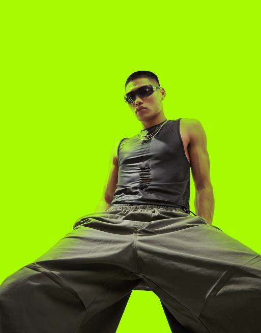 ASOS DESIGN – Czarny podkoszulek z imitacji skóry o kroju podkreślającym sylwetkę z wycięciami z przodu
