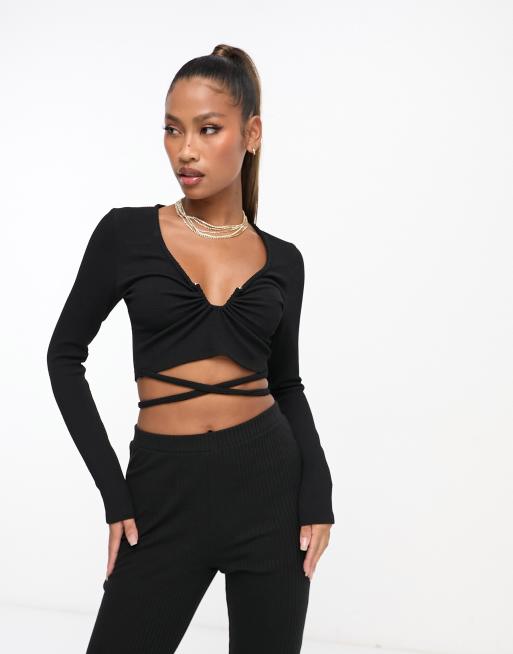 ASOS DESIGN – Czarny prążkowany krótki top z długim rękawem, metalowym wykończeniem i wiązaniem w talii