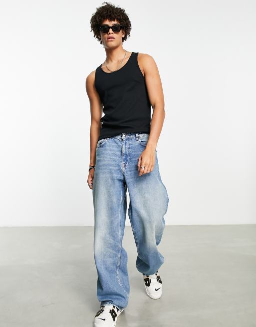 ASOS DESIGN – Czarny prążkowany podkoszulek o kroju podkreślającym sylwetkę 