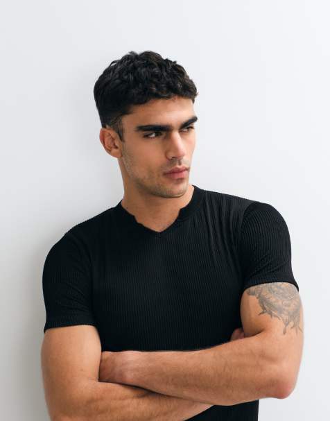 ASOS DESIGN – Czarny prążkowany T-shirt o kroju podkreślającym sylwetkę z wycięciem przy dekolcie - view 1