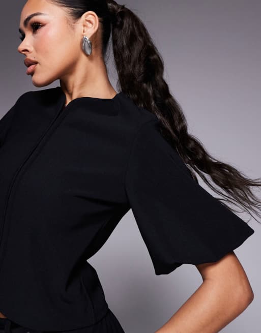 ASOS DESIGN – Czarny prążkowany top z bufkami i zapięciem na haftki, 4 z 4