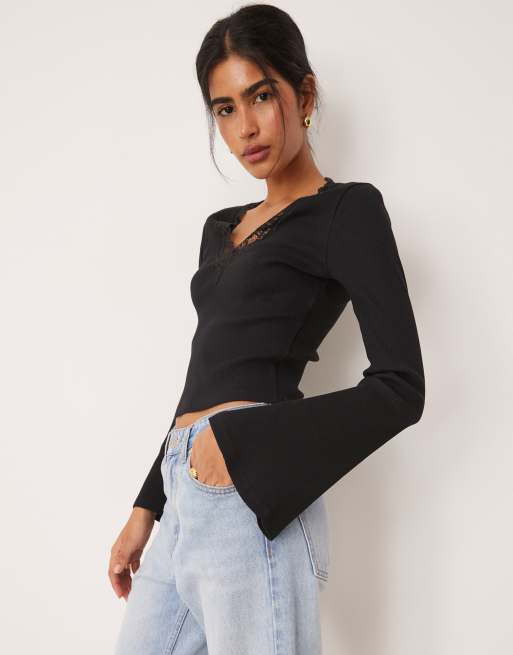 ASOS DESIGN – Czarny prążkowany top z dekoltem w szpic, rozkloszowanymi rękawami i koronkowym wykończeniem
