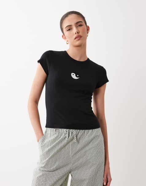ASOS DESIGN – Czarny przylegający T-shirt z haftowanym motywem yin yang - view 1