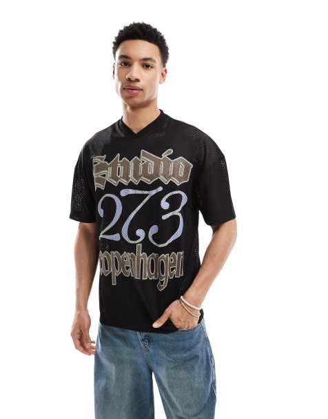 ASOS DESIGN – Czarny siateczkowy T-shirt oversize z obniżoną linią ramion i grafiką tekstową - view 1