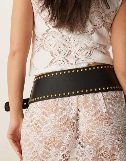 ASOS DESIGN – Czarny szeroki pasek z ćwiekami z obniżonym stanem, 2 z 3