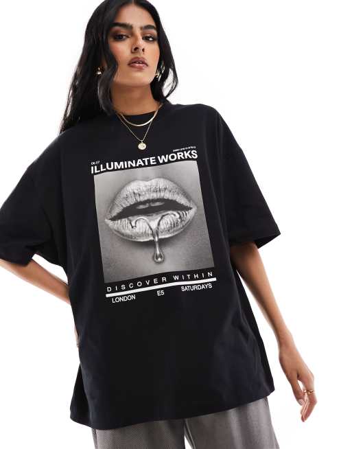 ASOS DESIGN – Czarny T-shirt o fasonie boyfriend z grafiką ze srebrnymi ustami