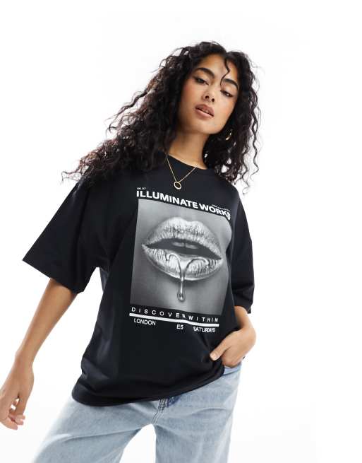 ASOS DESIGN – Czarny T-shirt o fasonie boyfriend z grafiką ze srebrnymi ustami