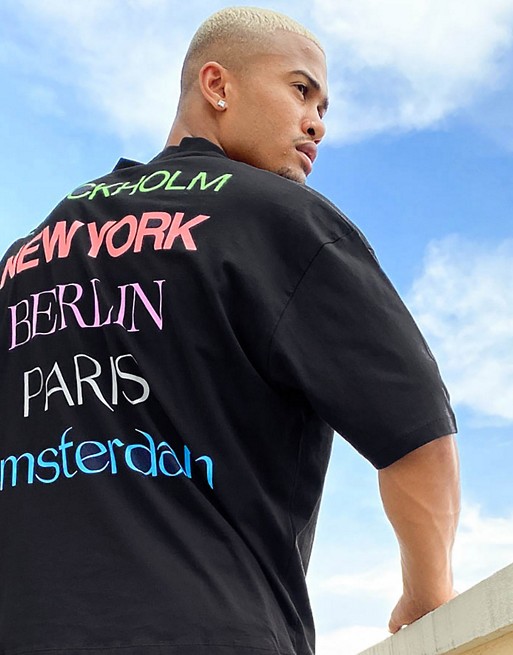 ASOS DESIGN – Czarny T-shirt o kroju oversize z dekoltem w kształcie litery V i nadrukiem na plecach MXKU