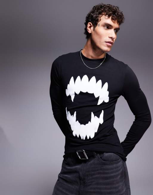 ASOS DESIGN – Czarny T-shirt o kroju podkreślającym sylwetkę z długim rękawem i nadrukiem z motywem Halloween z przodu