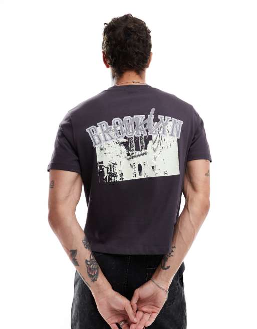 ASOS DESIGN – Czarny T-shirt o krótkim fasonie z nadrukiem z napisem miasta na plecach