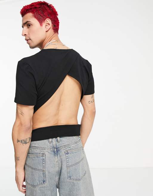 ASOS DESIGN – Czarny T-shirt o krótkim kroju podkreślającym sylwetkę z wycięciem i paskiem 