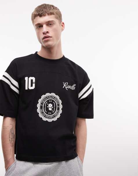 ASOS DESIGN – Czarny T-shirt o pudełkowym kroju oversize z łączonych elementów z piłkarską grafiką - view 1