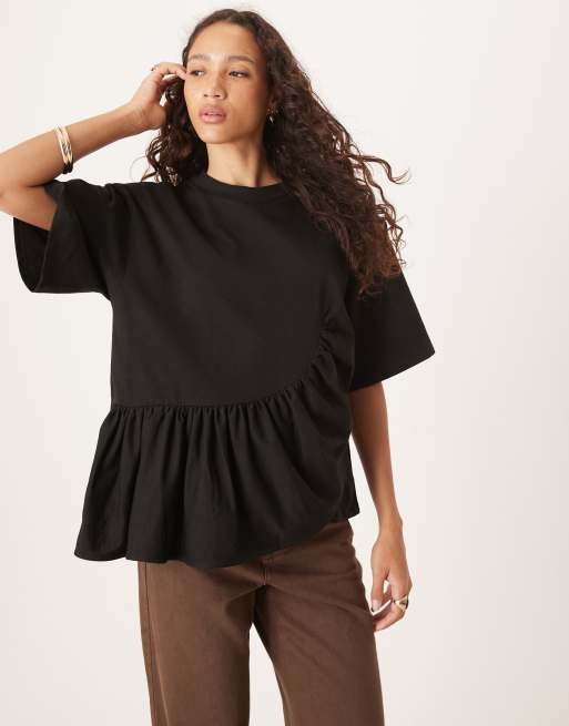 ASOS DESIGN – Czarny T-shirt o pudełkowym kroju z asymetryczną baskinką