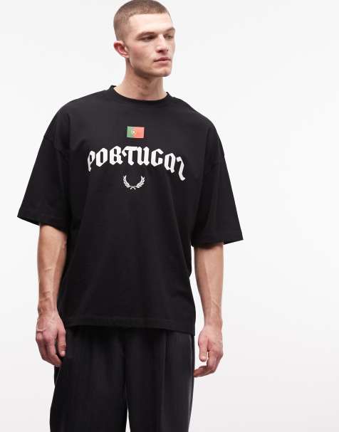ASOS DESIGN – Czarny T-shirt oversize z długimi rękawami i piłkarską grafiką z napisem Portugal - view 1