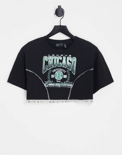 ASOS DESIGN – Czarny T-shirt z grafiką w uczelnianym stylu i ozdobnymi diamencikami