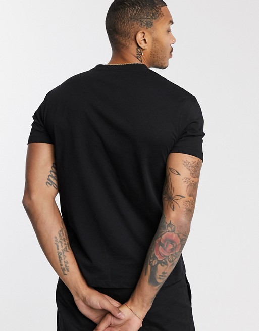 ASOS DESIGN – Czarny T-shirt z kontrastującą kieszenią ISEI