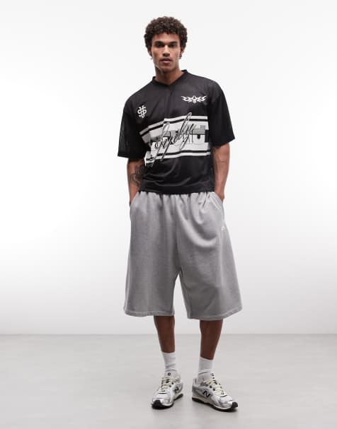 ASOS DESIGN – Czarny T-shirt z siateczki airtex o pudełkowym kroju oversize z obniżoną linią ramion i grafiką piłkarską - view 1