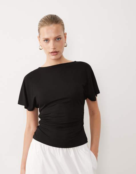 ASOS DESIGN – Czarny, taliowany T-shirt z rozkloszowanymi rękawami i wycięciem w szpic na plecach - view 1