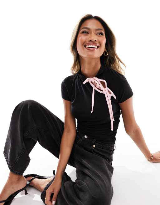 ASOS DESIGN – Czarny top z asymetryczną stójką z różowymi kokardkami