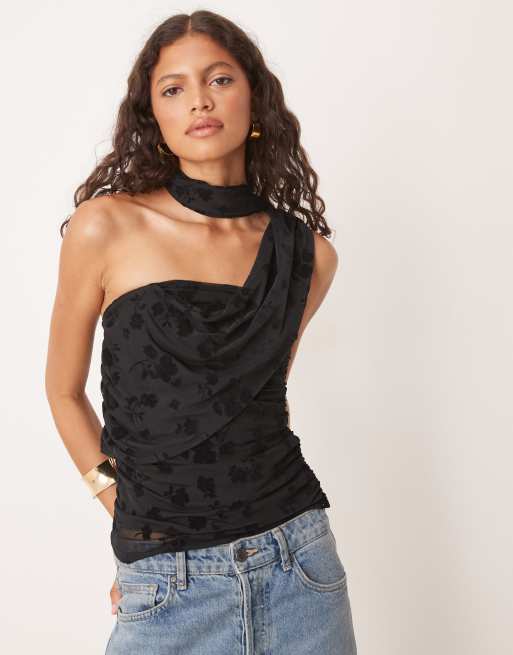 ASOS DESIGN – Czarny top z dekoltem bandeau z szalem z siateczki we flokowany wzór kwiatowy