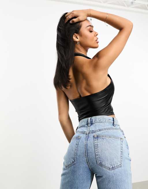 ASOS DESIGN – Czarny top z imitacji skóry z dekoltem halter i zamkiem, 2 z 4