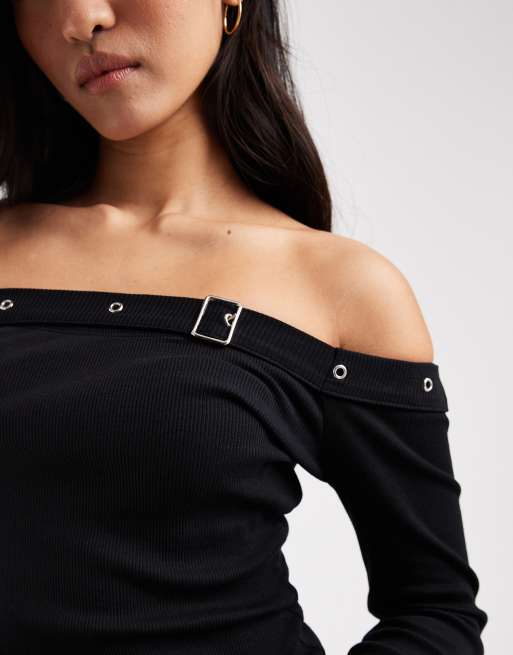 ASOS DESIGN – Czarny top z odsłoniętymi ramionami i ozdobną klamrą, 3 z 4