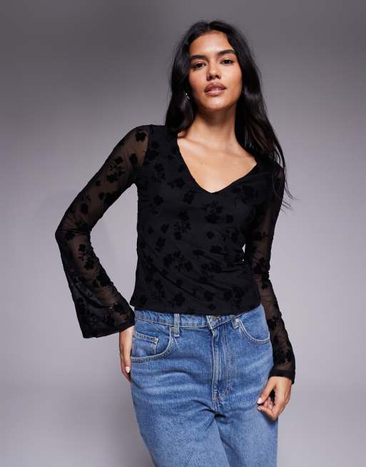 ASOS DESIGN – Czarny top z prześwitującej siateczki we flokowany kwiatowy wzór z rozkloszowanymi rękawami