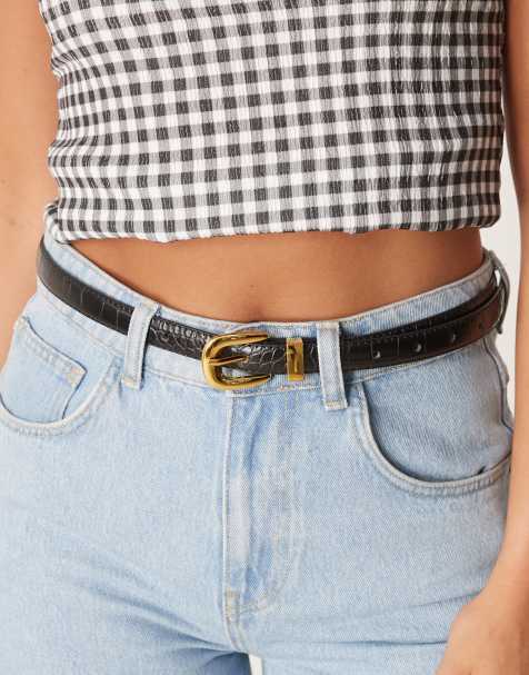 ASOS DESIGN – Czarny wąski pasek do jeansów z imitacji skóry krokodyla z metalowym zakończeniem - view 1