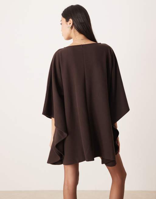 ASOS DESIGN – Czekoladowa bardzo miękka sukienka mini z pelerynką, 2 z 4