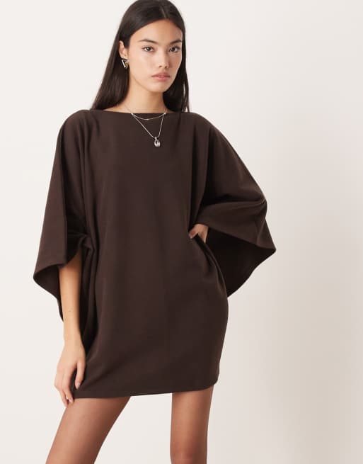 ASOS DESIGN – Czekoladowa bardzo miękka sukienka mini z pelerynką, 4 z 4