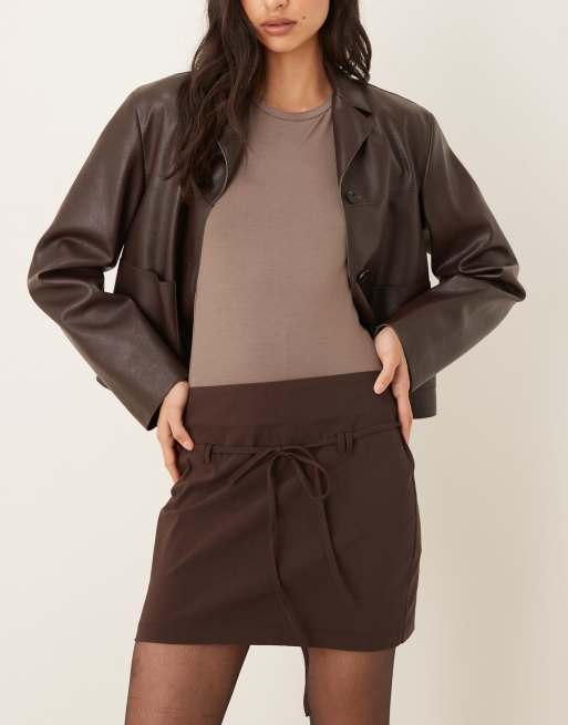 ASOS DESIGN – Czekoladowa dopasowana spódnica mini z wiązaniem z bengaliny, 2 z 5