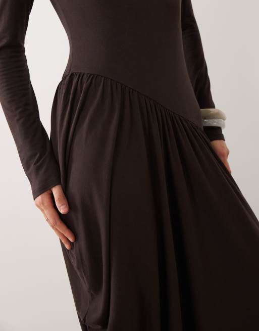 ASOS DESIGN – Czekoladowa drapowana sukienka midi z długimi rękawami, 3 z 4