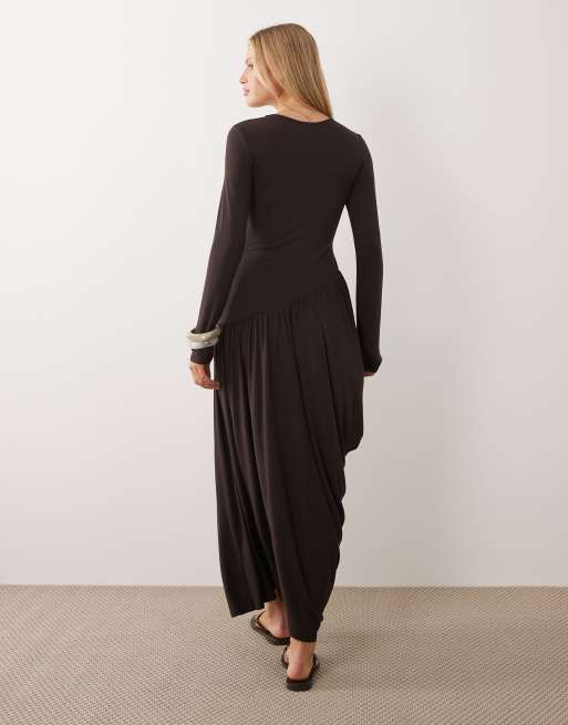 ASOS DESIGN – Czekoladowa drapowana sukienka midi z długimi rękawami, 4 z 4