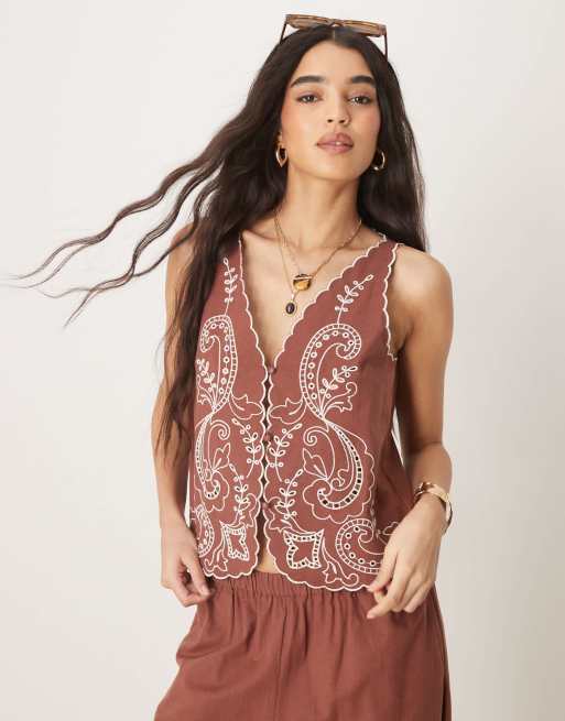ASOS DESIGN – Czekoladowa kamizelka z mieszanki lnu z muszelkowym wykończeniem i haftowanym wzorem, część zestawu