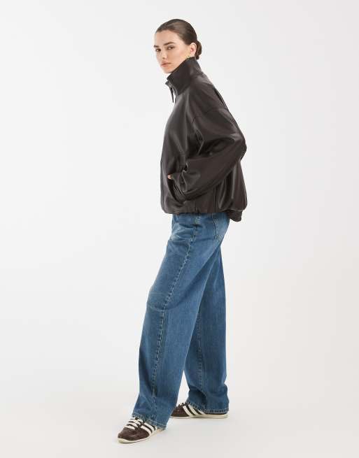 ASOS DESIGN – Czekoladowa kurtka bomberka oversize ze stójką, z imitacji skóry, 2 z 4