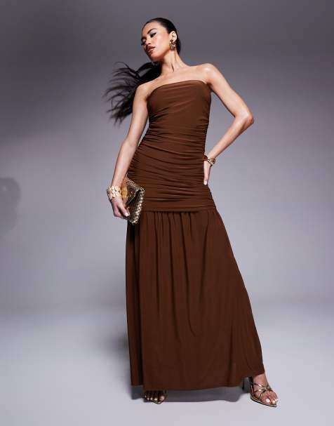 ASOS DESIGN – Czekoladowa marszczona sukienka maxi z dekoltem bandeau i obniżoną talią - view 1